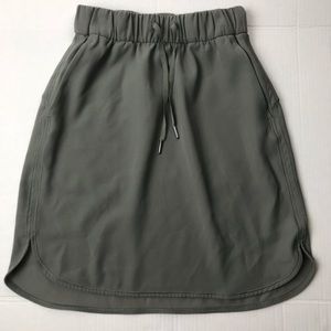 lululemon on the fly skirt size 4 army green.